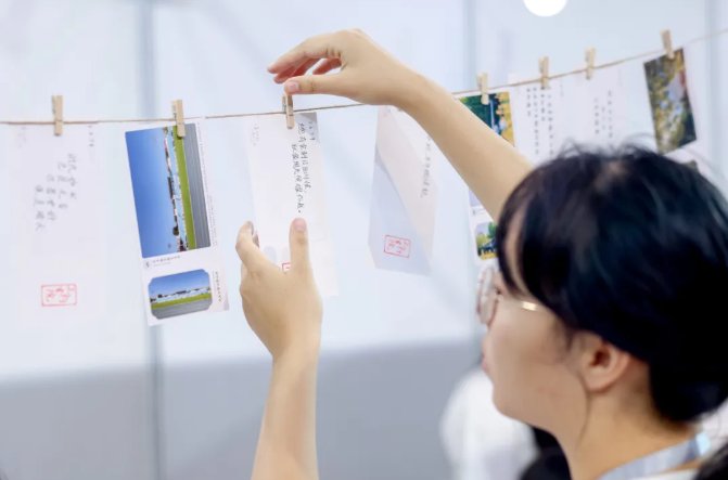向他们表示热烈欢迎