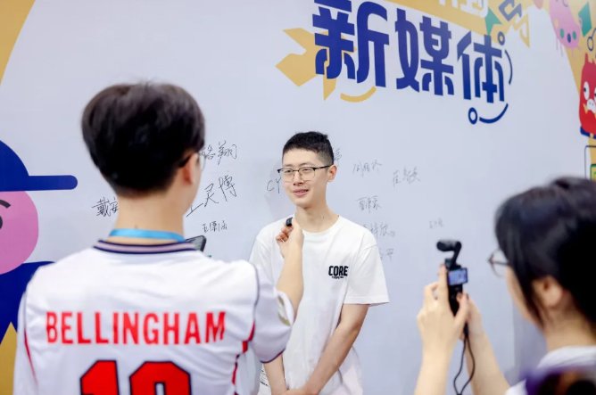 同时慰问参与迎新工作的师生
